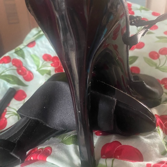 Black satin sandals with t-strap and high spiked heel. 10 - Picture 7 of 8